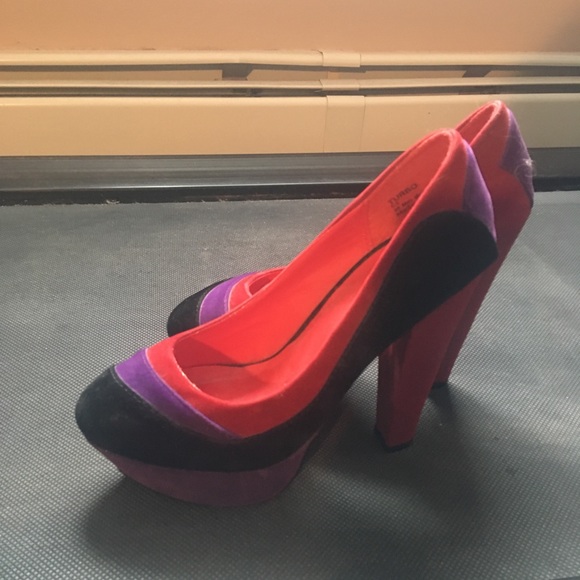 Sheikh Red and Black Velvet Pumps - Picture 3 of 8